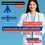 Doctora sonriendo en anuncio de https://www.PublicidadMedica.com.mx en Polanco. Servicios de construcción de Medfluencers, trámites de avisos y permisos de publicidad para cumplir con COFEPRIS.