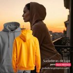 Mujer modelando sudadera con capucha al atardecer. Venta de sudaderas de lujo marca Discrethoodie para hacer negocio en polanco. en colores gris y amarillo.